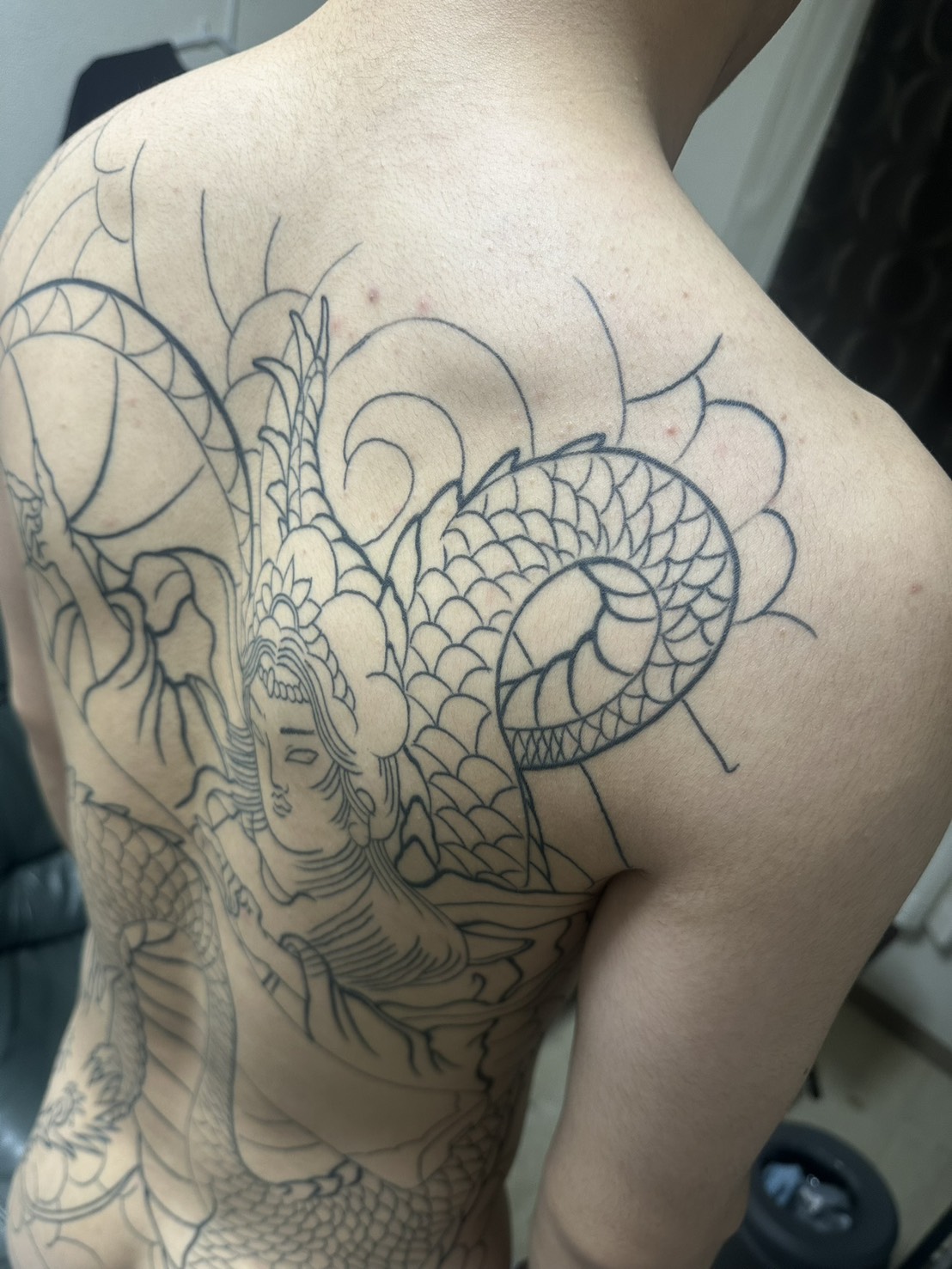 龍 背中 筋彫り